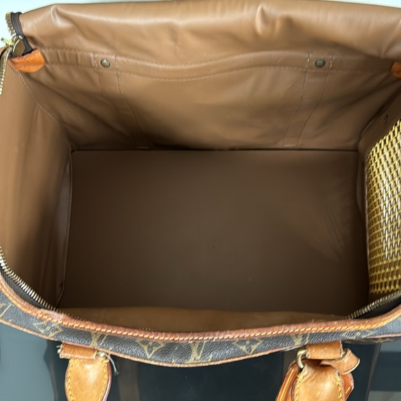 Louis Vuitton pet carrier for a teacup dog 3-4 lbs. includes 2 lamb wool pads - Picture 4 of 4